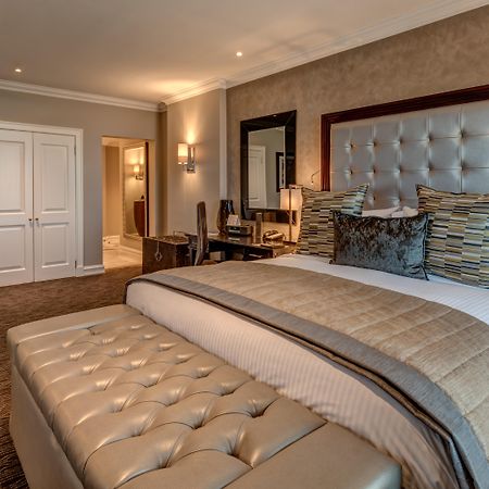 Intercontinental Johannesburg Or Tambo Airport Hotel By Ihg Kempton Park Eksteriør bilde A bedroom at The Dorchester