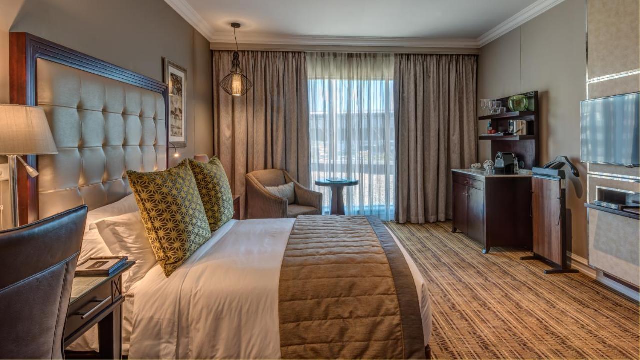 Intercontinental Johannesburg Or Tambo Airport Hotel By Ihg Kempton Park Eksteriør bilde A room at the Hilton Cape Town Waterfront