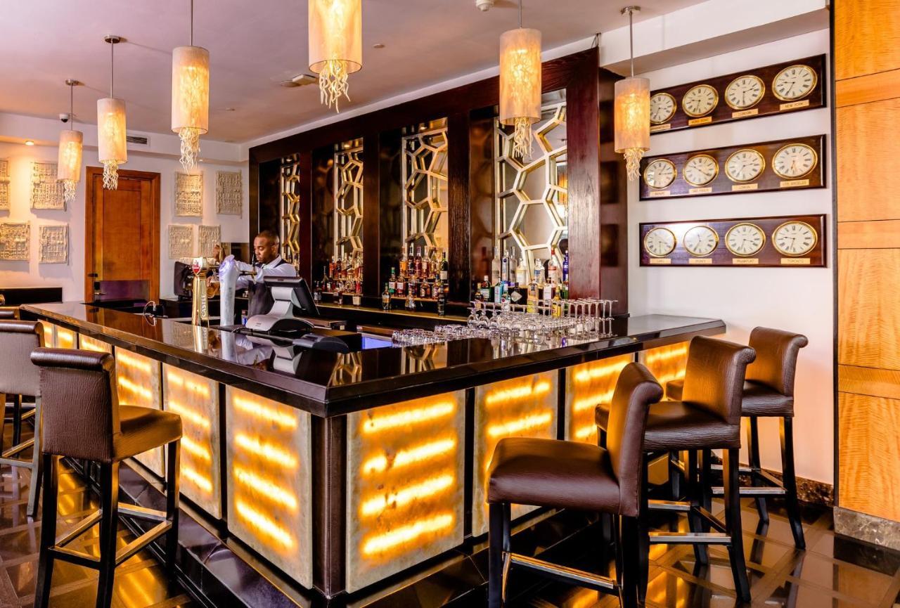 Intercontinental Johannesburg Or Tambo Airport Hotel By Ihg Kempton Park Eksteriør bilde The bar at the hotel