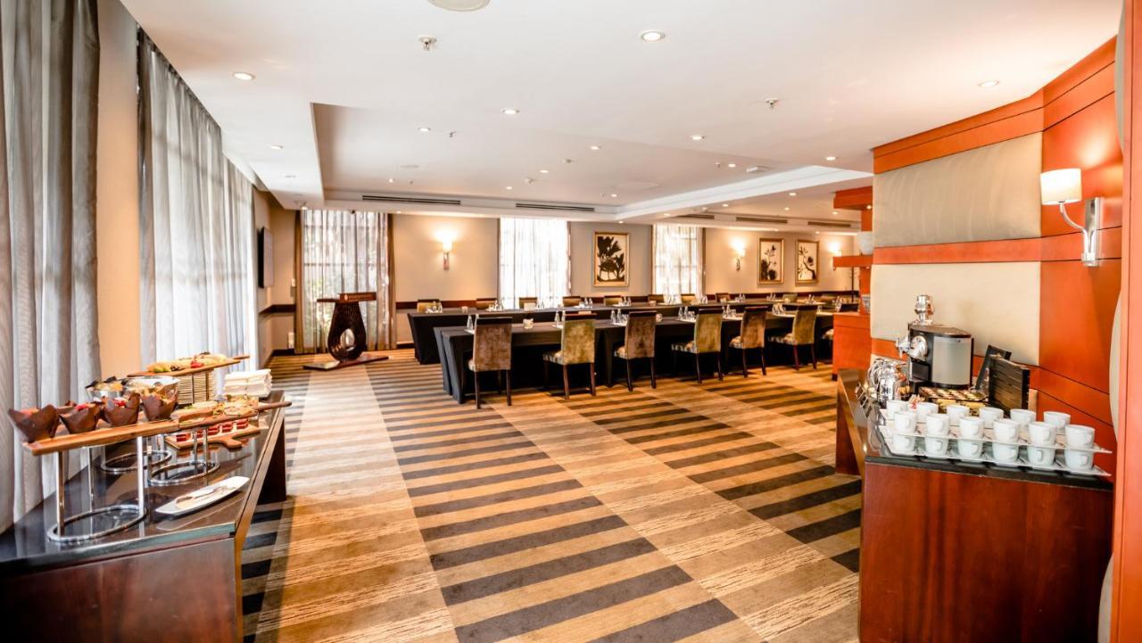 Intercontinental Johannesburg Or Tambo Airport Hotel By Ihg Kempton Park Eksteriør bilde The lounge at the airport