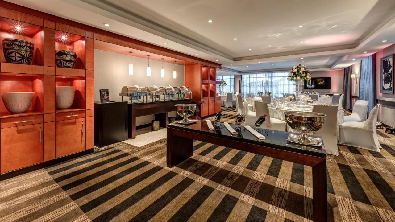 Intercontinental Johannesburg Or Tambo Airport Hotel By Ihg Kempton Park Eksteriør bilde The Club at London Heathrow Airport