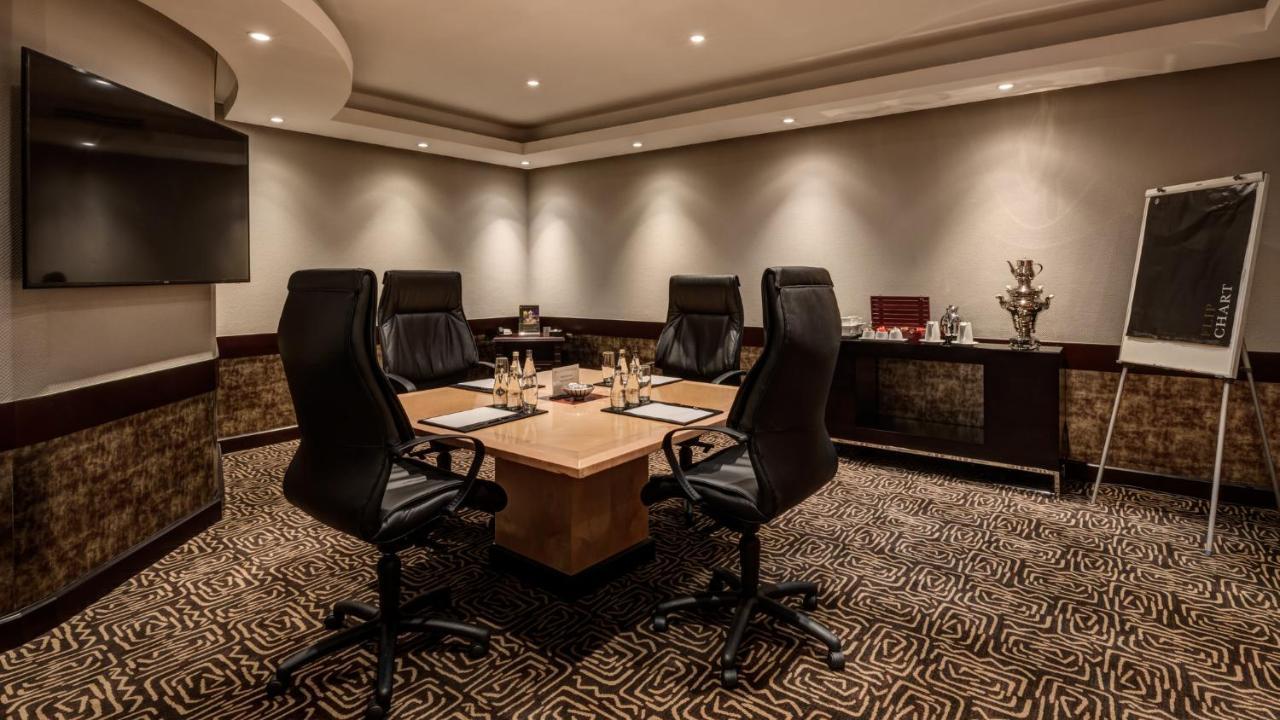 Intercontinental Johannesburg Or Tambo Airport Hotel By Ihg Kempton Park Eksteriør bilde Boardroom at the Taj Mahal Palace, Mumbai