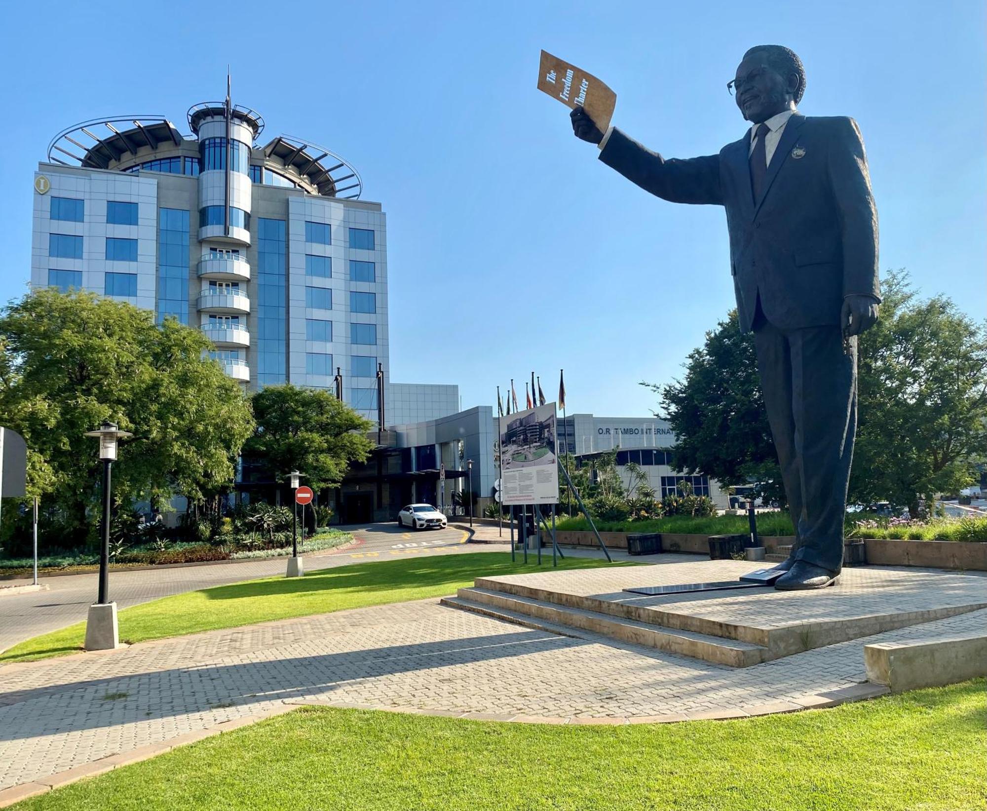 Intercontinental Johannesburg Or Tambo Airport Hotel By Ihg Kempton Park Eksteriør bilde Statue of Maurice Thorez in Mantes