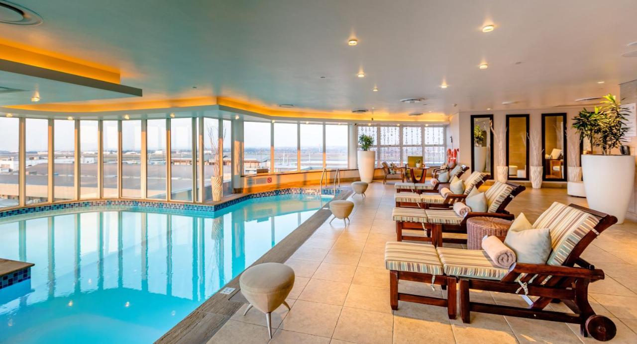 Intercontinental Johannesburg Or Tambo Airport Hotel By Ihg Kempton Park Eksteriør bilde The pool at the InterContinental