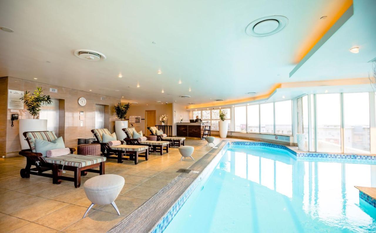 Intercontinental Johannesburg Or Tambo Airport Hotel By Ihg Kempton Park Eksteriør bilde The pool at the 12th floor