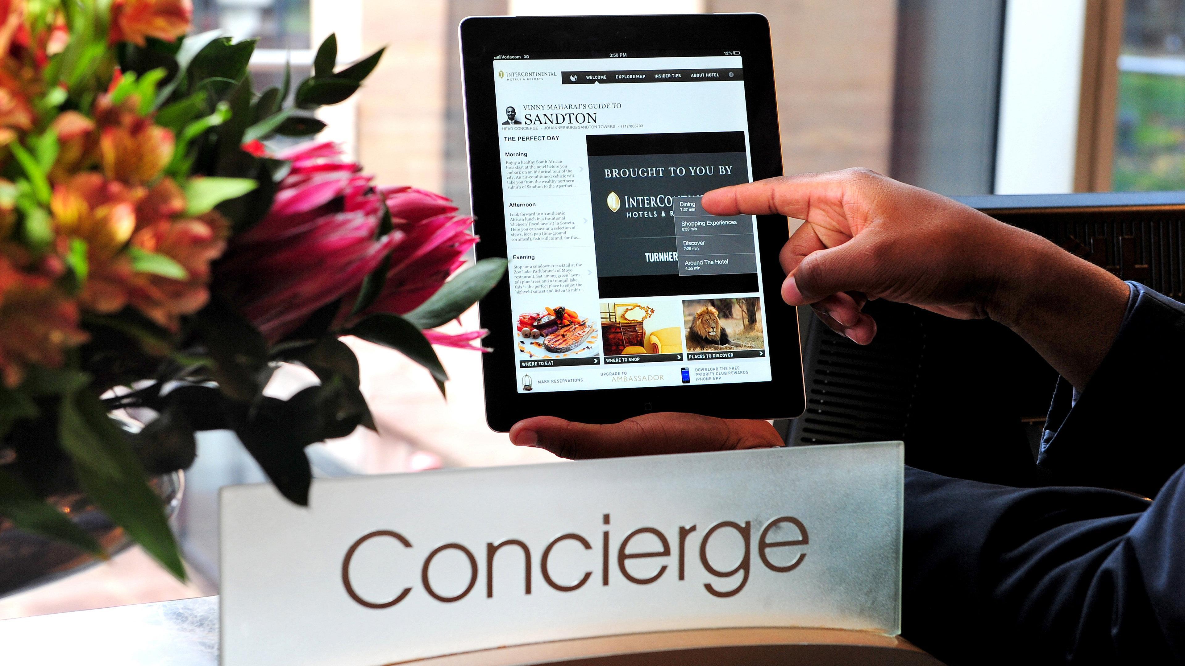 Intercontinental Johannesburg Or Tambo Airport Hotel By Ihg Kempton Park Eksteriør bilde Concierge service