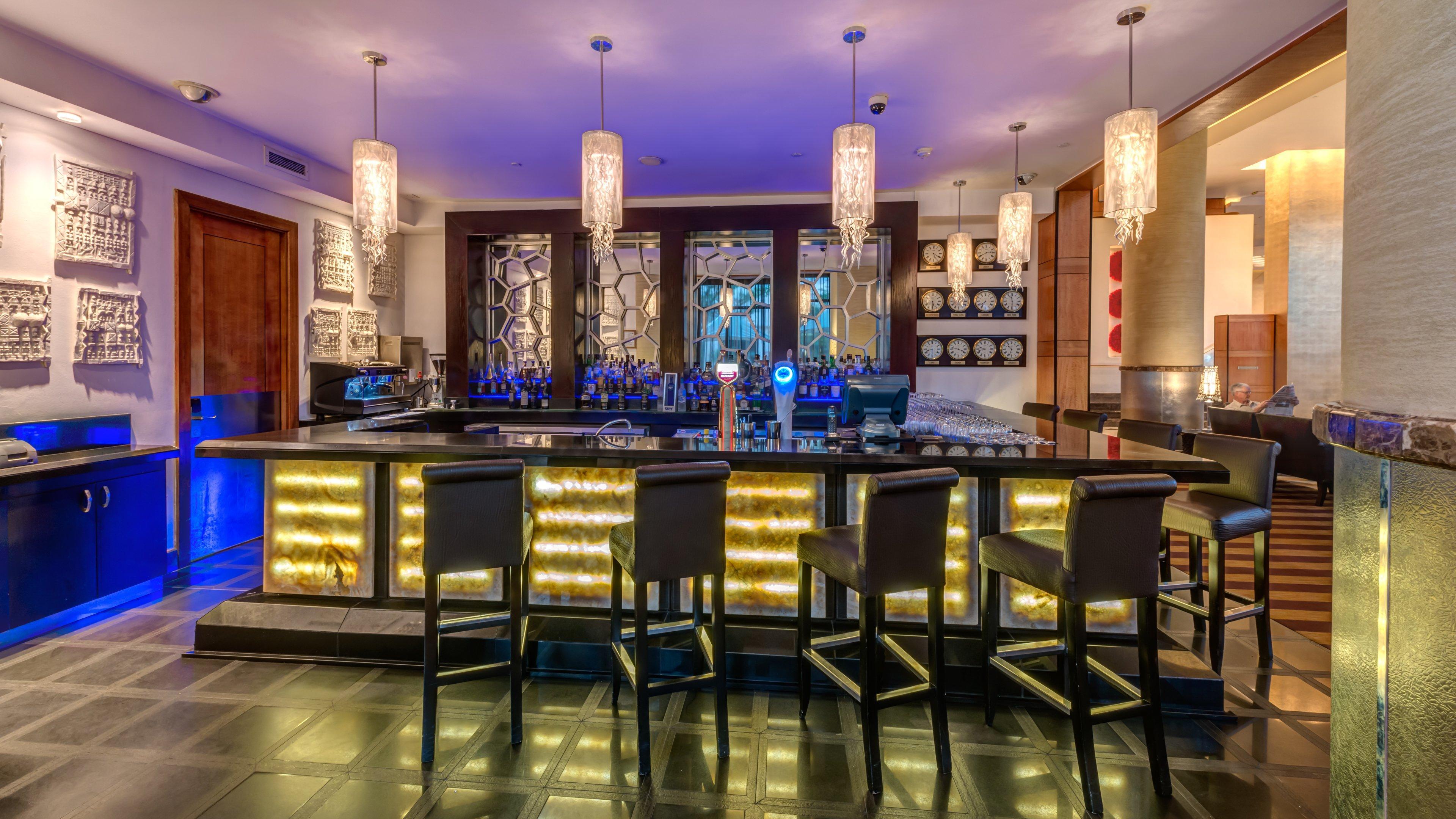 Intercontinental Johannesburg Or Tambo Airport Hotel By Ihg Kempton Park Eksteriør bilde The bar at the lobby