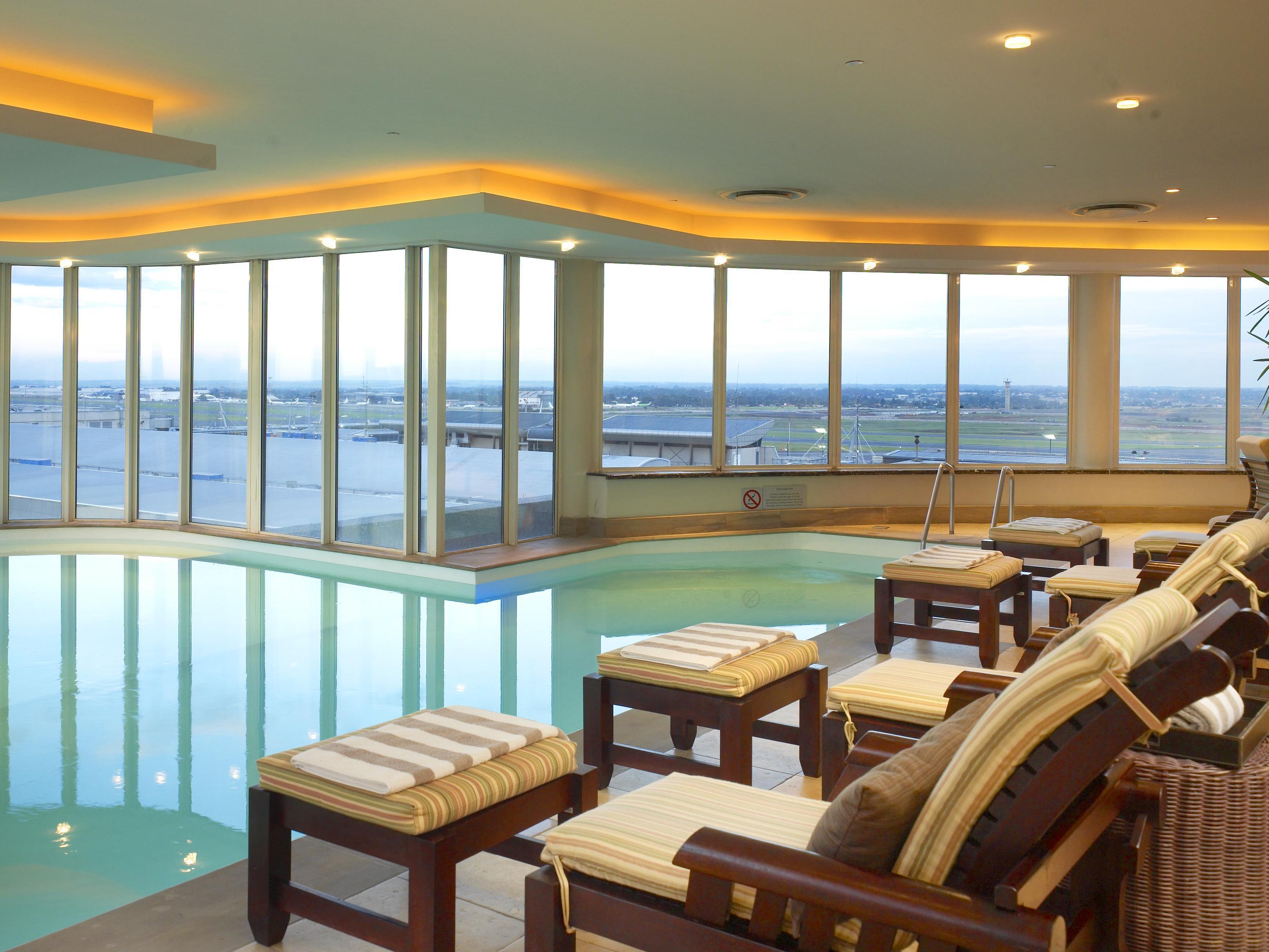 Intercontinental Johannesburg Or Tambo Airport Hotel By Ihg Kempton Park Eksteriør bilde The pool at the hotel