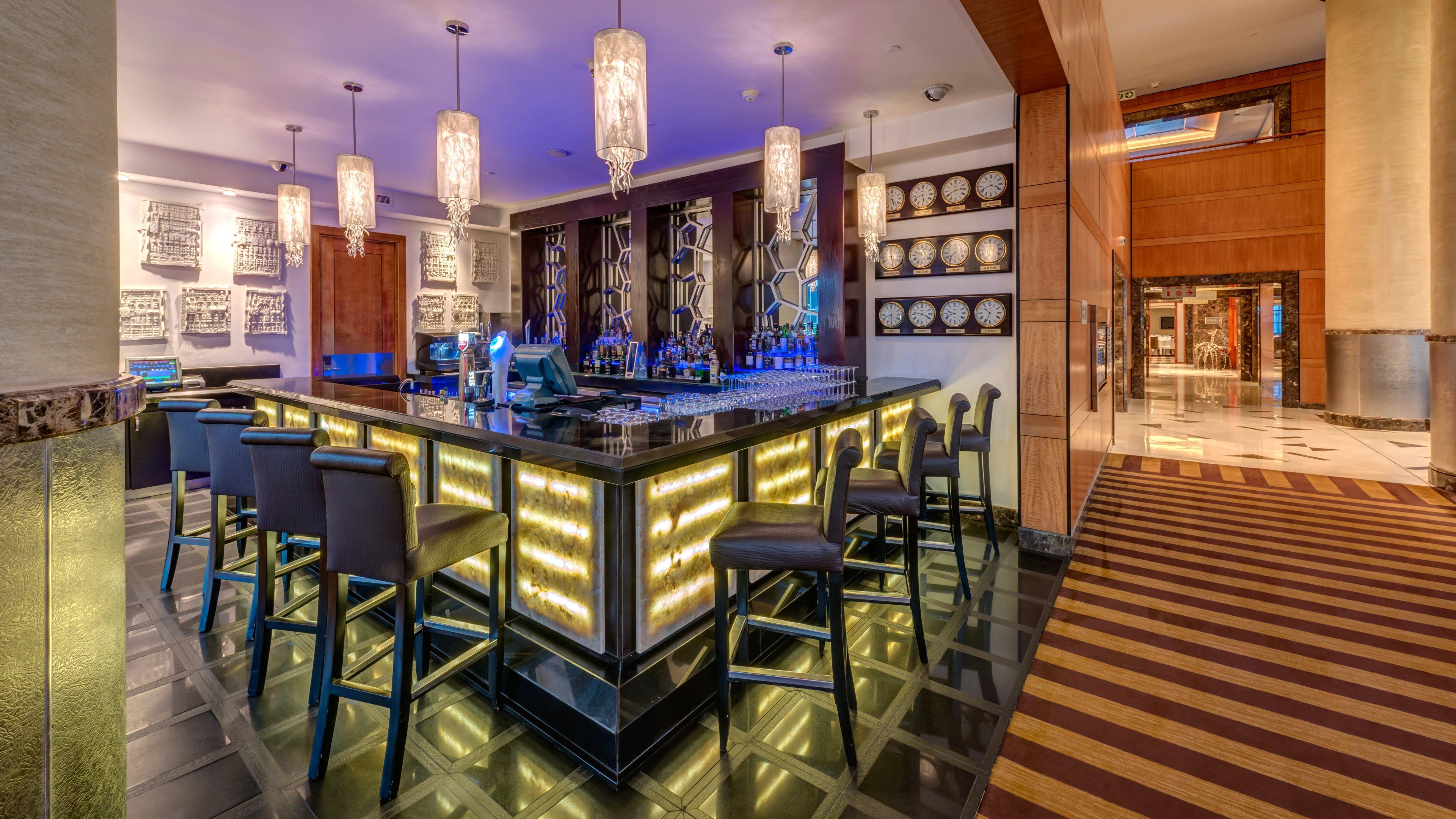 Intercontinental Johannesburg Or Tambo Airport Hotel By Ihg Kempton Park Eksteriør bilde The bar at the hotel