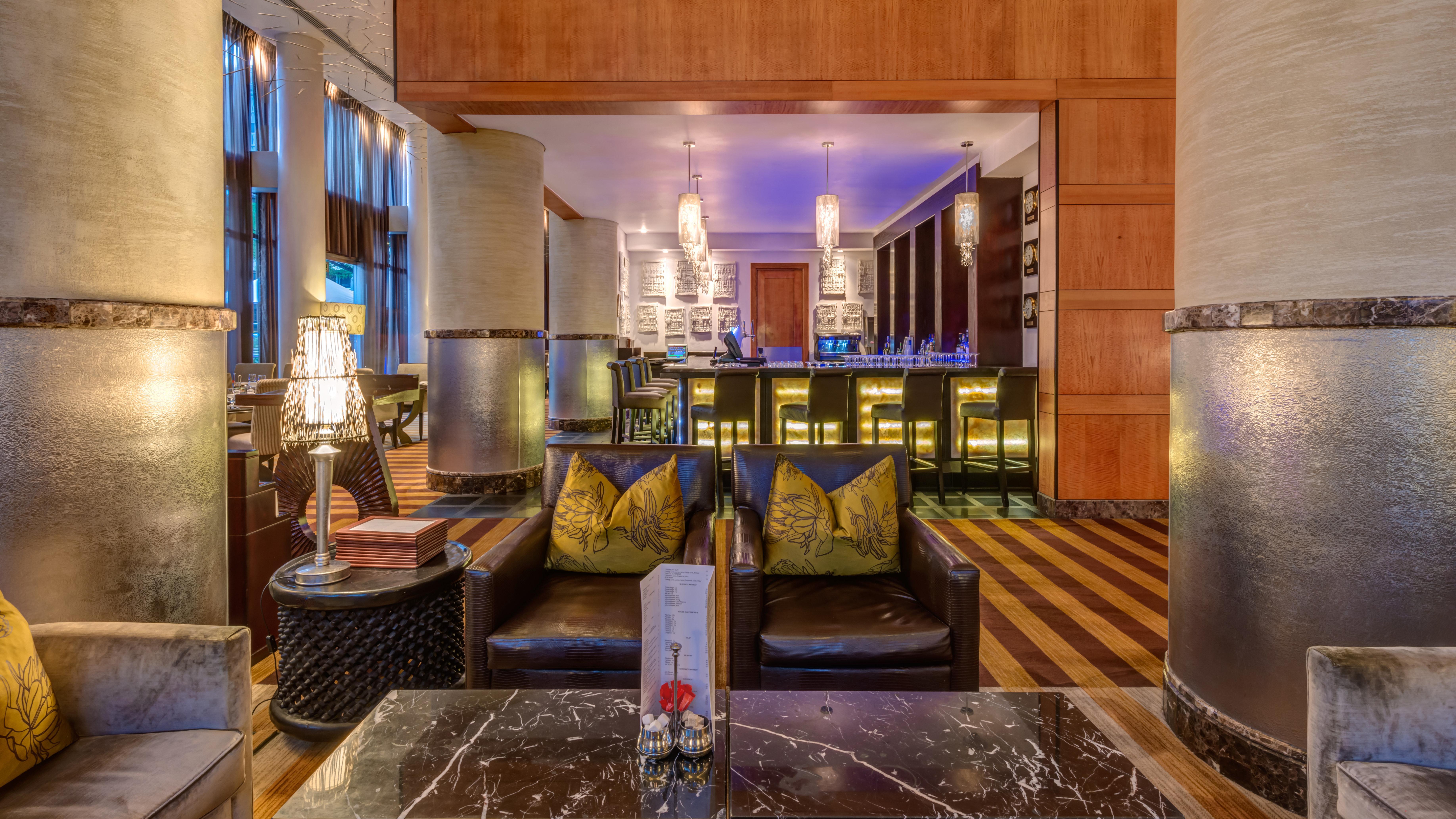 Intercontinental Johannesburg Or Tambo Airport Hotel By Ihg Kempton Park Eksteriør bilde The bar at the hotel