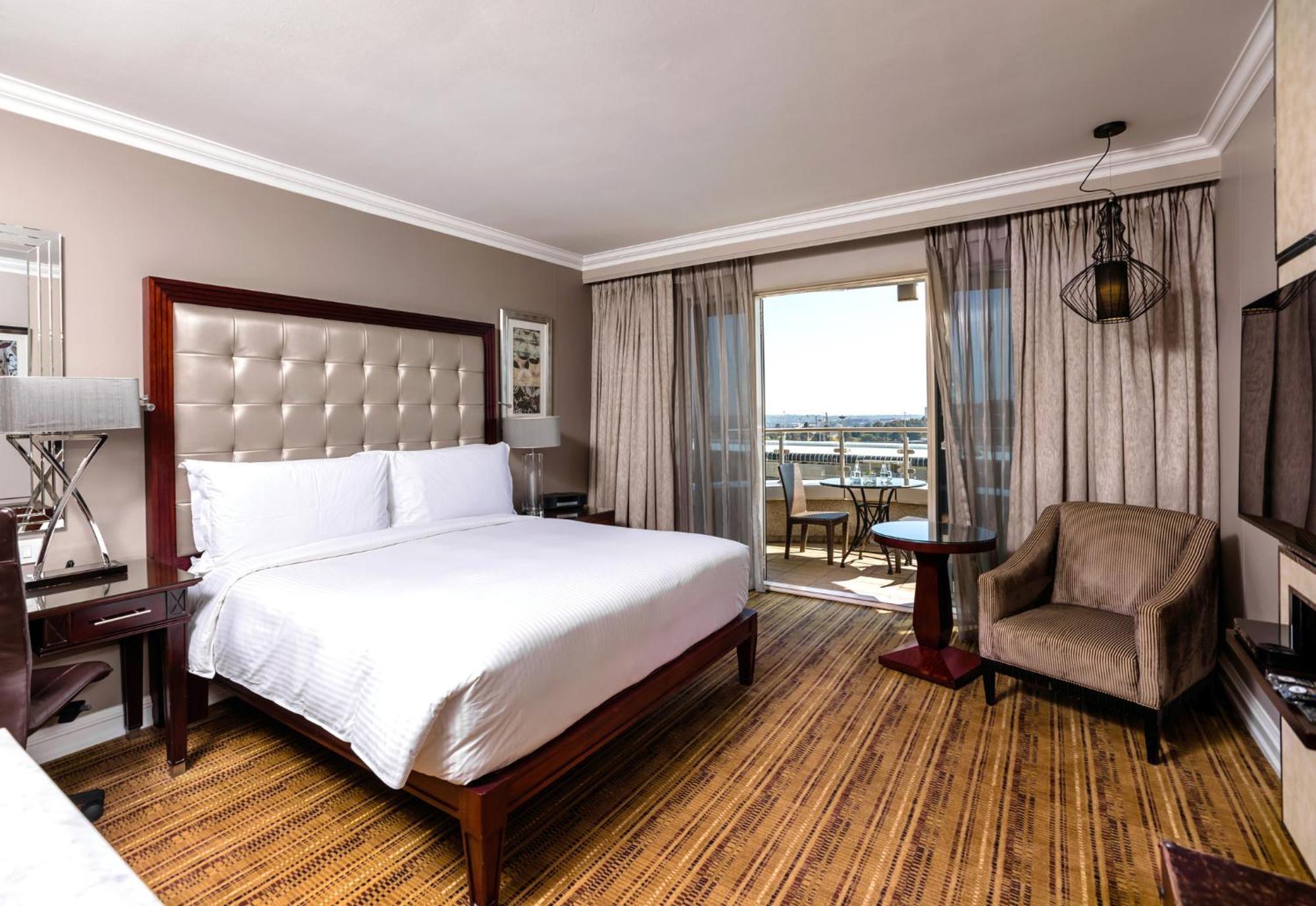 Intercontinental Johannesburg Or Tambo Airport Hotel By Ihg Kempton Park Eksteriør bilde A room at the Hilton Cape Town Waterfront