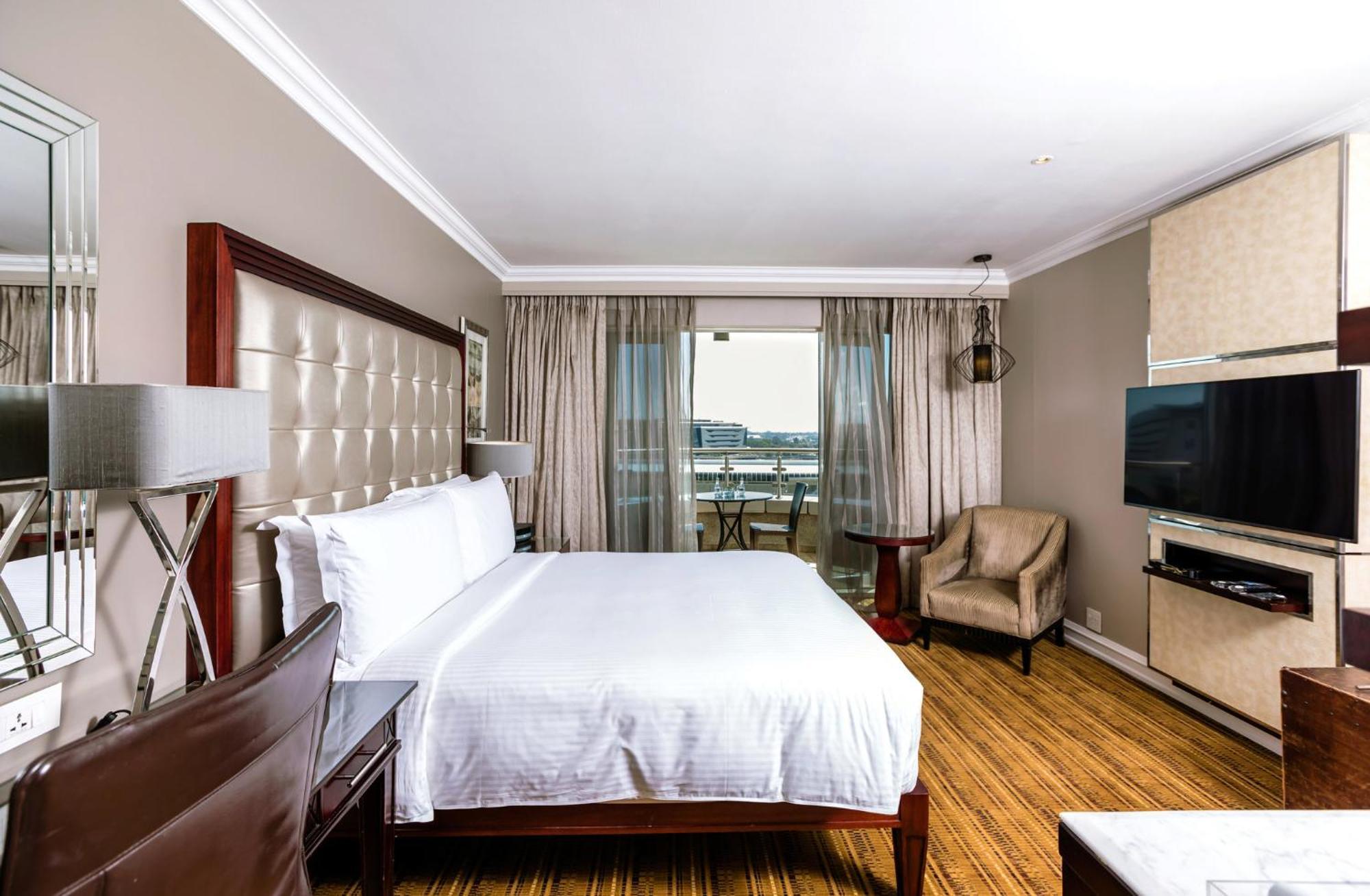 Intercontinental Johannesburg Or Tambo Airport Hotel By Ihg Kempton Park Eksteriør bilde A bedroom at the Hilton