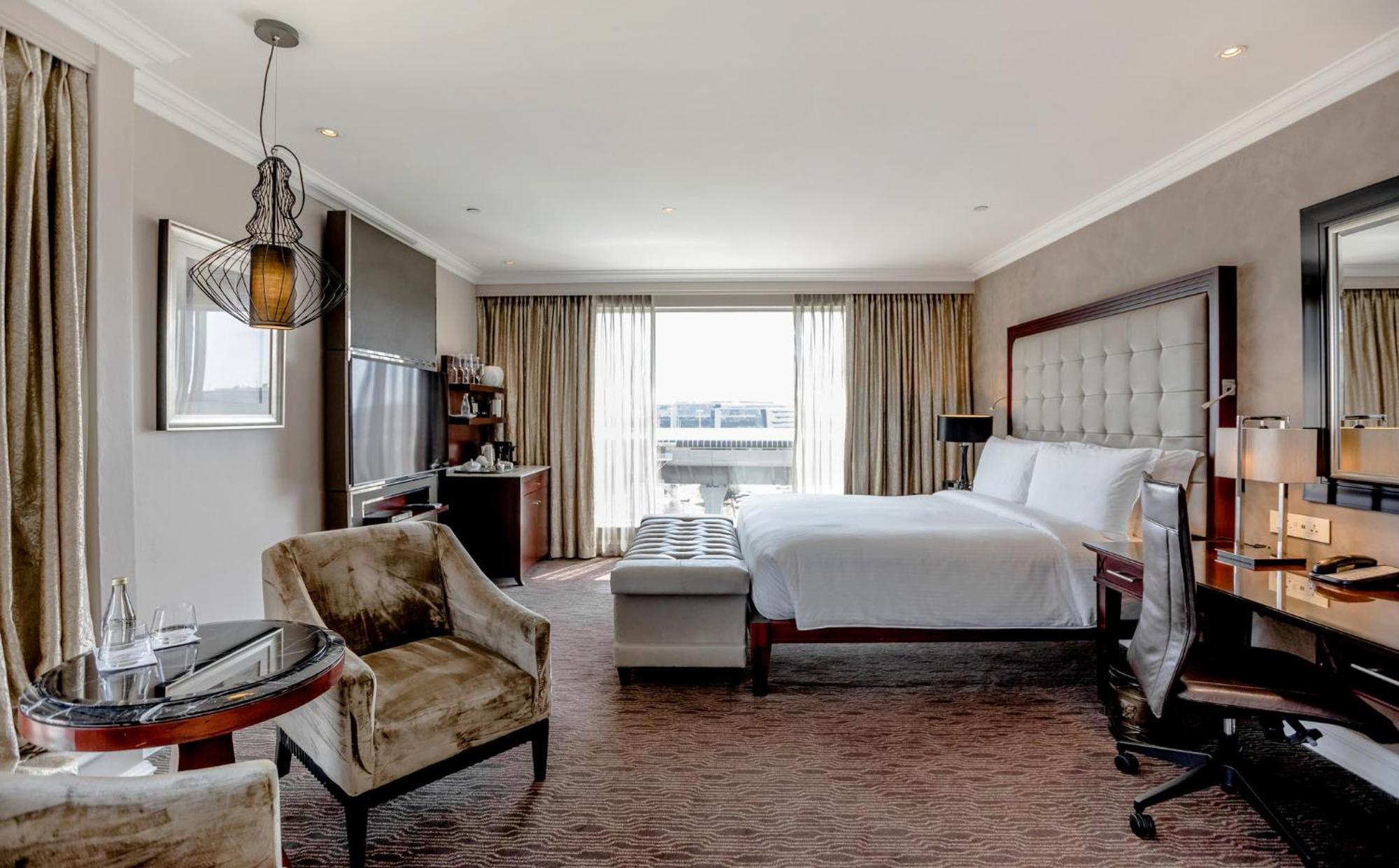 Intercontinental Johannesburg Or Tambo Airport Hotel By Ihg Kempton Park Eksteriør bilde A guest room at the InterContinental